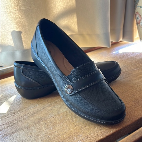 Clarks Black Leather Penny Loafers Flats - Picture 4 of 5